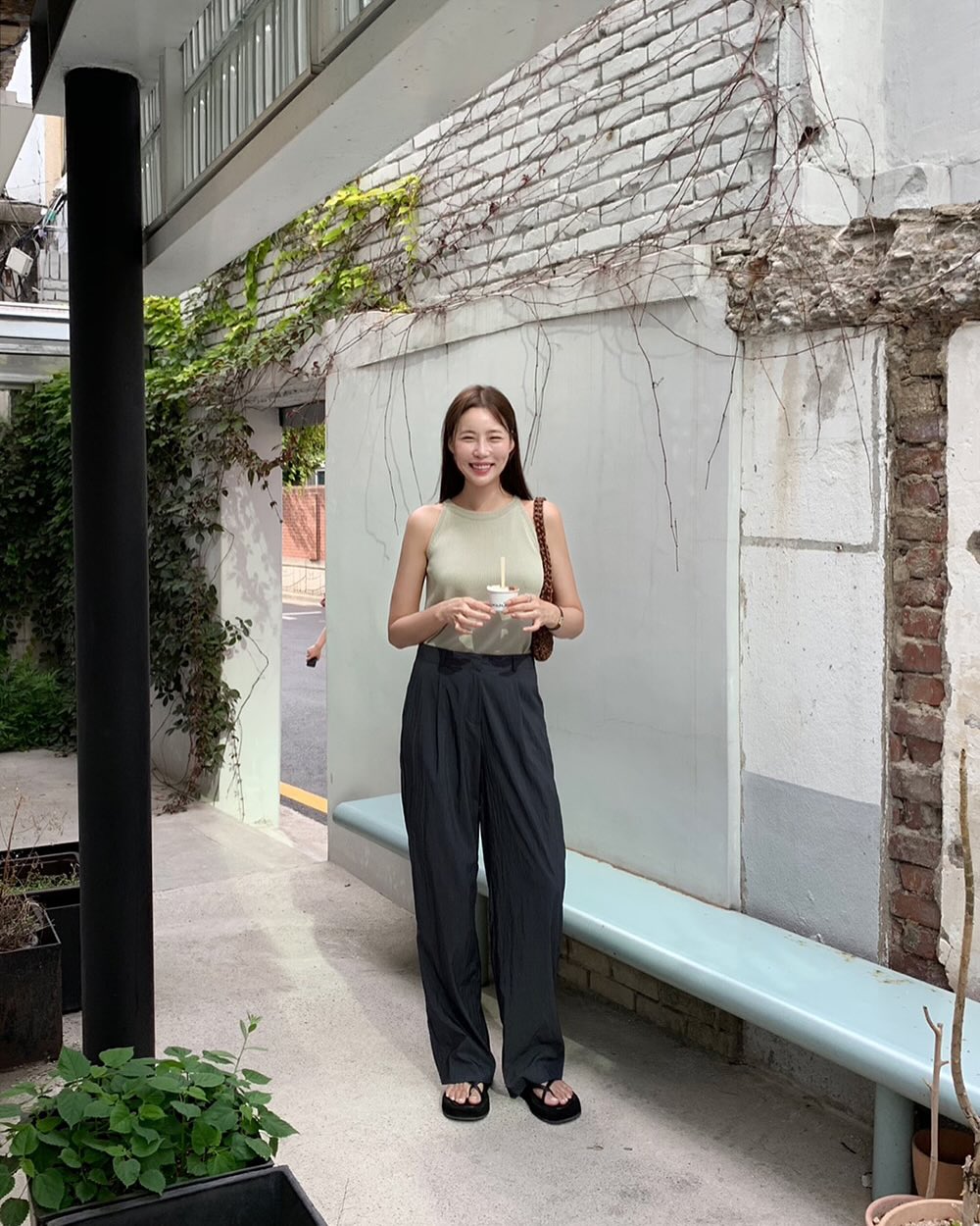 5 mẫu áo đơn giản mà tuyệt đẹp để mặc với quần ống rộng, giúp chị em được đánh giá cao ở gu thời trang- Ảnh 9.