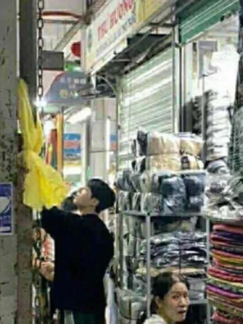 "Bắt gọn" Jimin - Jungkook (BTS) tại sân bay Đà Nẵng về Hàn Quốc, có 1 cử chỉ "đốn tim" fan- Ảnh 8.