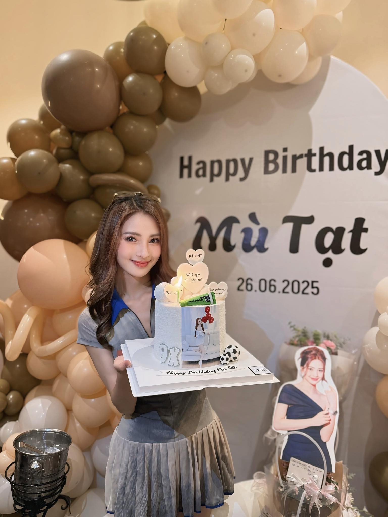 Bắt gặp khoảnh khắc cầu thủ nổi tiếng ôm eo tình tứ MC Huyền Trang Mù Tạt, lộ “hint” có thêm thành viên mới?- Ảnh 2.