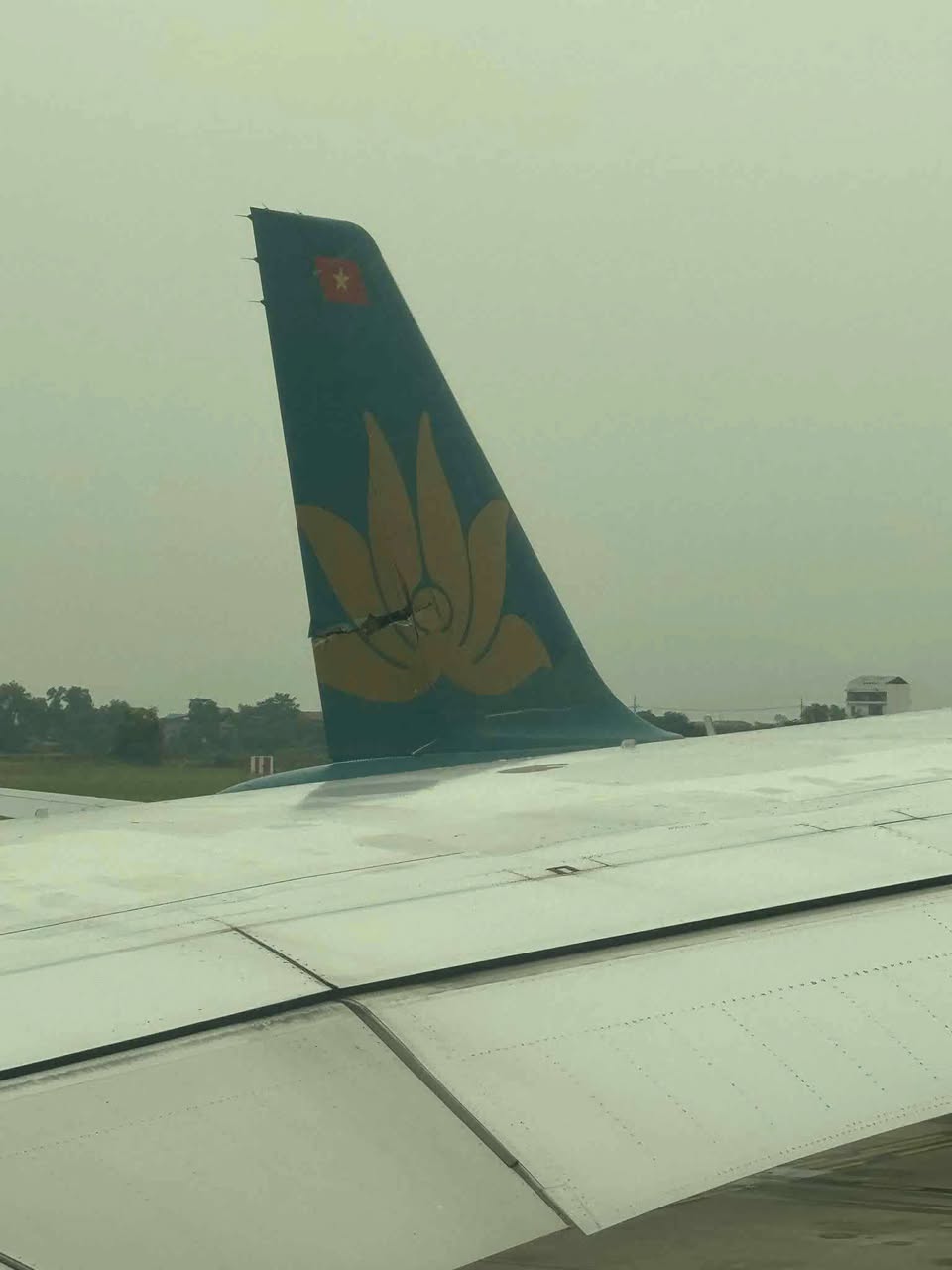 Sơ tán toàn bộ hành khách trên hai chuyến bay va chạm tại sân bay Nội Bài- Ảnh 1.