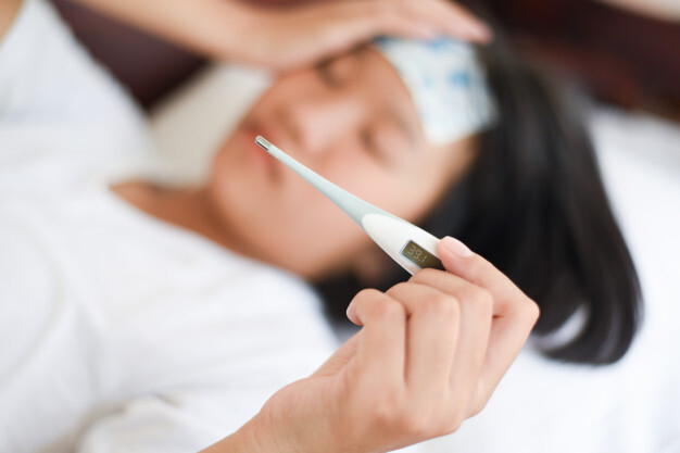 Bị sốt sau khi tiêm vắc xin HPV có đáng lo không, khi nào cần gặp bác sĩ?- Ảnh 2.