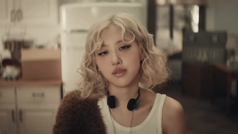Lần đầu Rosé (BLACKPINK) để tóc ngắn trong MV - vẫn xinh cực phẩm!- Ảnh 4.