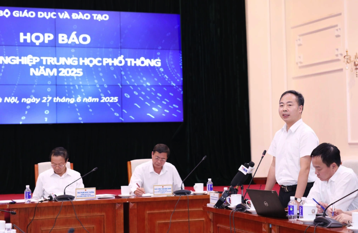 Bộ GD-ĐT sẽ xem xét về độ khó của đề thi Toán, tiếng Anh- Ảnh 2.