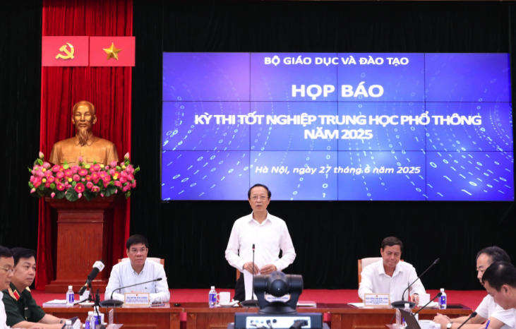 Bộ GD-ĐT sẽ xem xét về độ khó của đề thi Toán, tiếng Anh- Ảnh 1.
