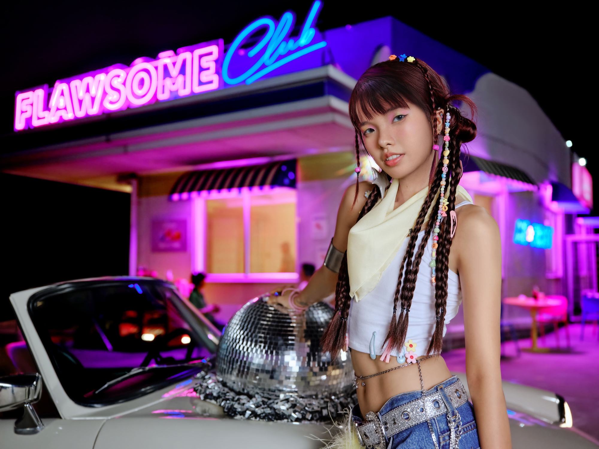 ZOE chính thức ra mắt MV “Hit My Head” phiên bản tiếng Việt: Cầu nối cảm xúc gửi đến khán giả quê nhà- Ảnh 1.