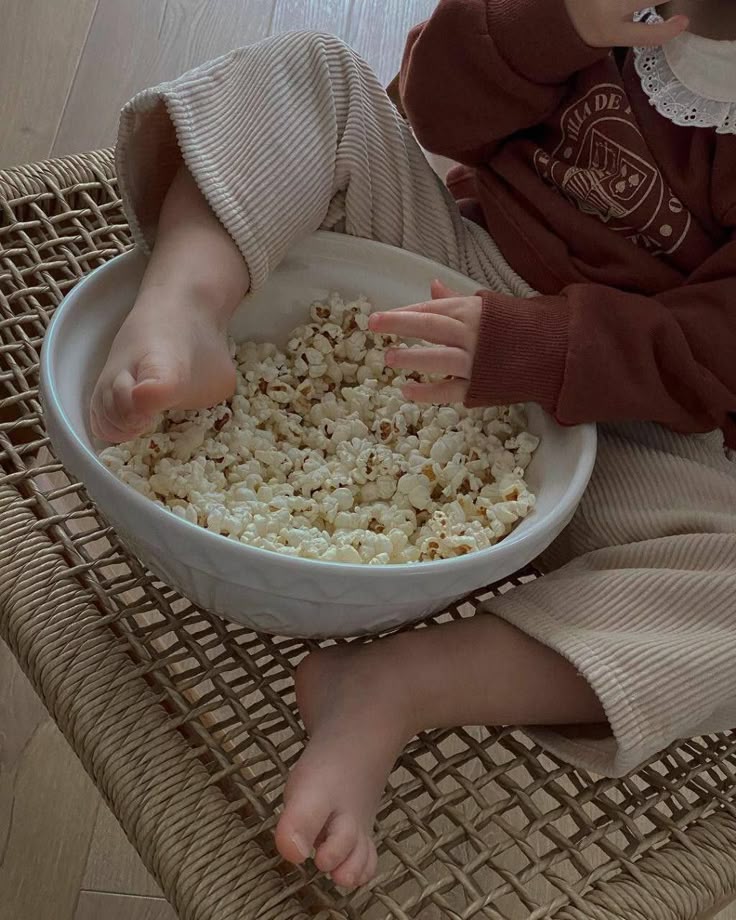 "Búp măng non" thích giẫm đạp mọi thứ? Đừng vội la mắng, con đang phát triển giác quan đấy, ba mẹ ơi!- Ảnh 1.