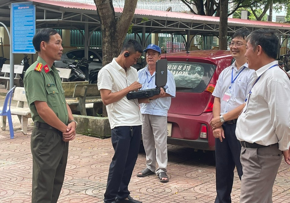Công an rà sóng lạ để tránh xâm nhập khu vực thi tốt nghiệp THPT- Ảnh 2.
