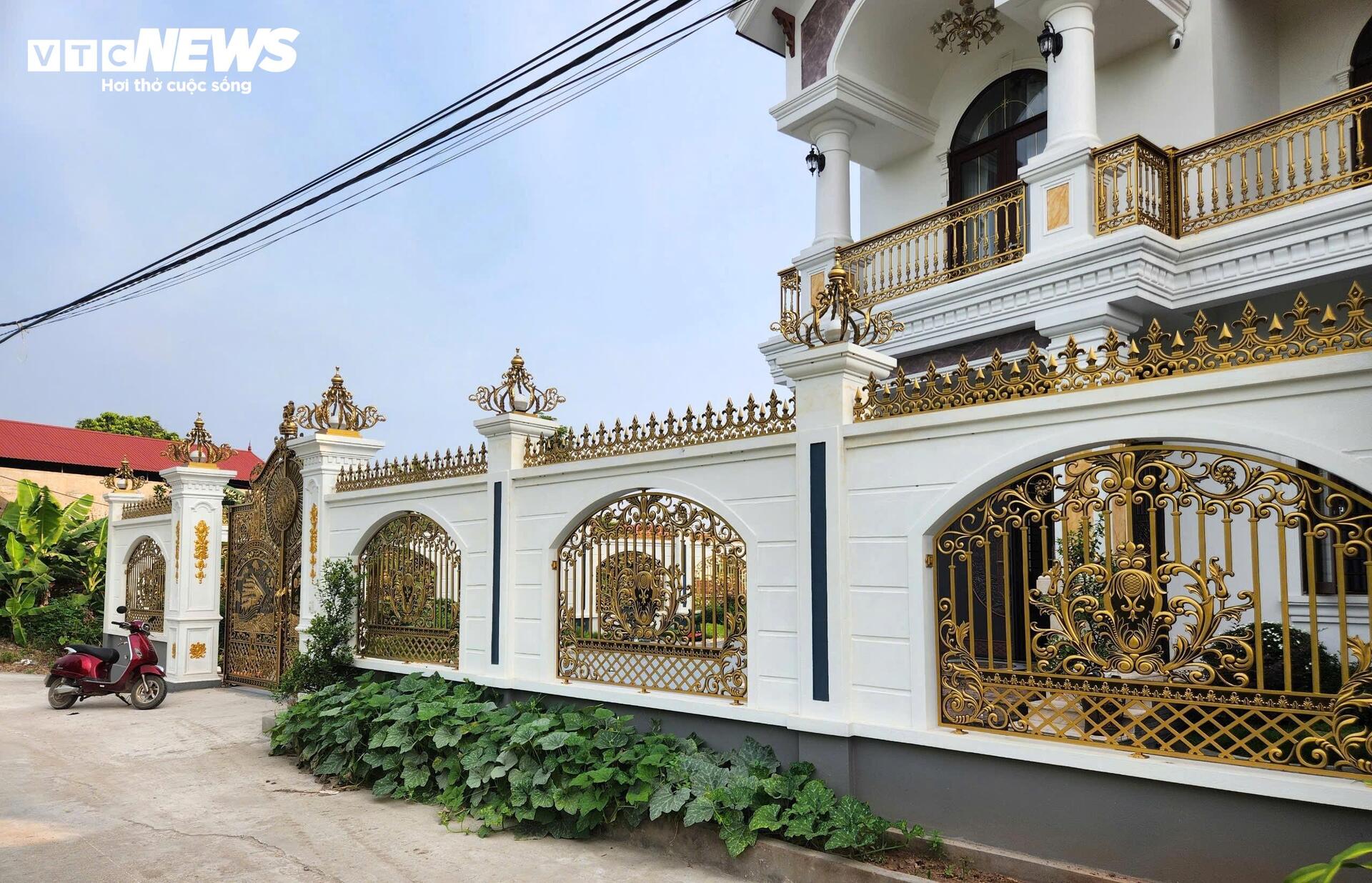 Biệt thự của "ông trùm" 38 tuổi cầm đầu đường dây lừa đảo hơn 2.000 tỷ đồng- Ảnh 5.