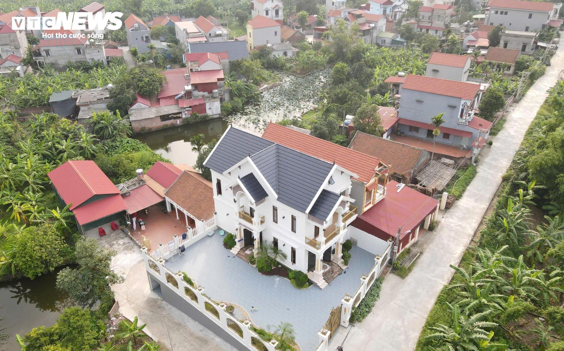 Biệt thự của "ông trùm" 38 tuổi cầm đầu đường dây lừa đảo hơn 2.000 tỷ đồng- Ảnh 6.