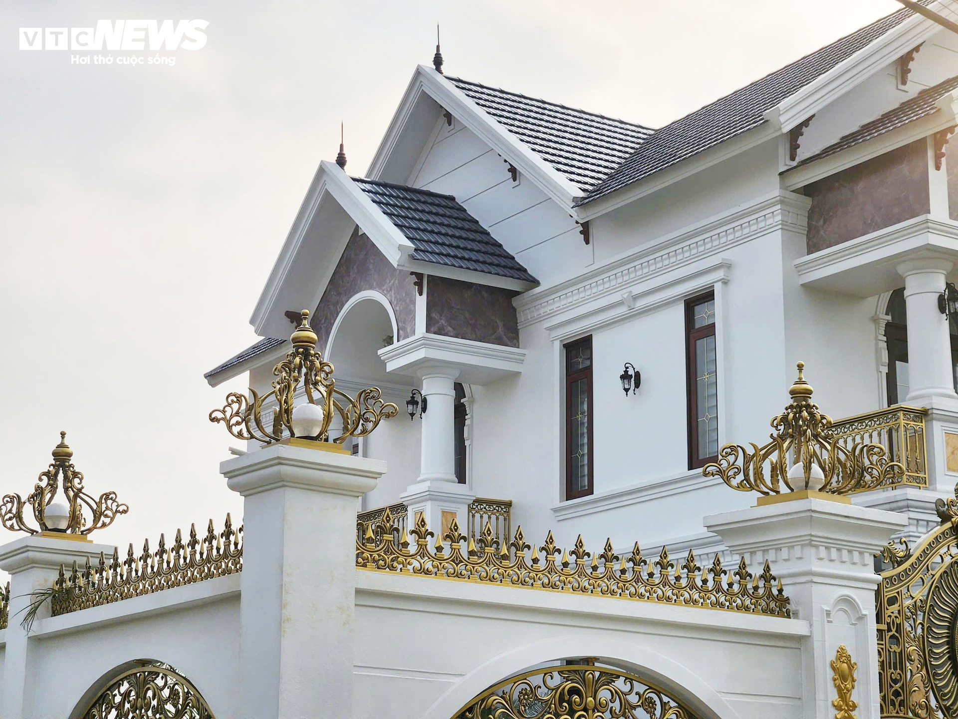 Biệt thự của "ông trùm" 38 tuổi cầm đầu đường dây lừa đảo hơn 2.000 tỷ đồng- Ảnh 9.