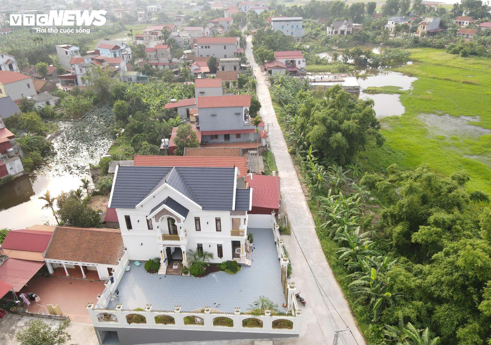 Biệt thự của "ông trùm" 38 tuổi cầm đầu đường dây lừa đảo hơn 2.000 tỷ đồng- Ảnh 8.