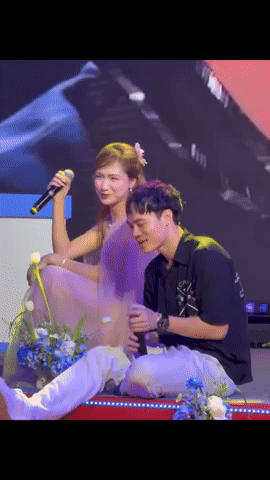 Hoà Minzy-Văn Toàn đẹp đôi sánh vai, netizen soi lời nhắn 