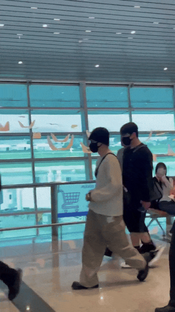"Bắt gọn" Jimin - Jungkook (BTS) tại sân bay Đà Nẵng về Hàn Quốc, có 1 cử chỉ "đốn tim" fan- Ảnh 2.