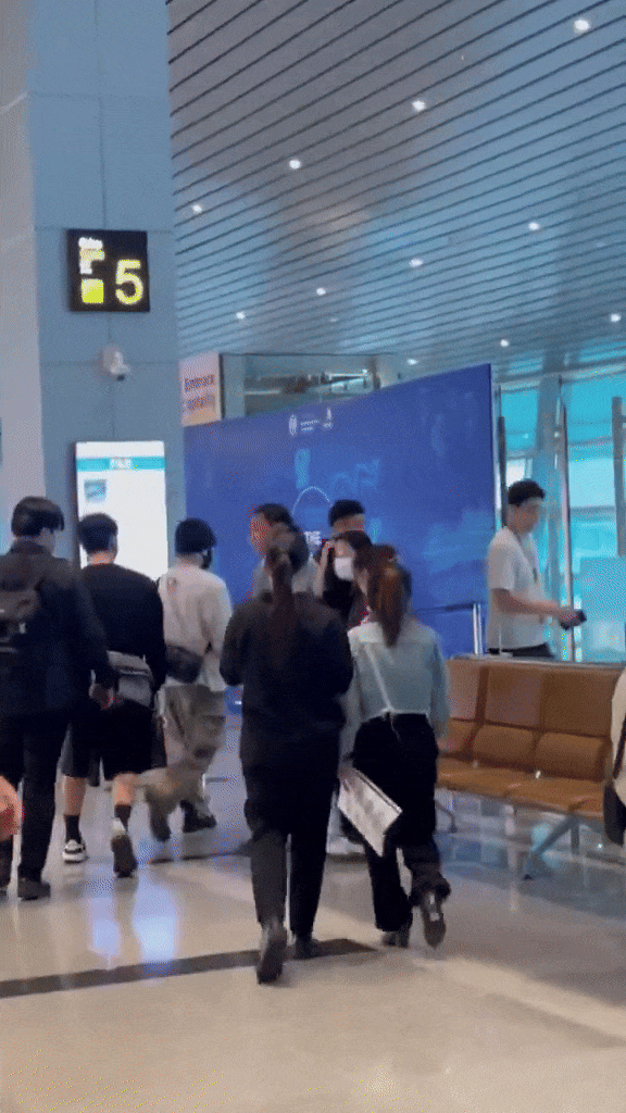 "Bắt gọn" Jimin - Jungkook (BTS) tại sân bay Đà Nẵng về Hàn Quốc, có 1 cử chỉ "đốn tim" fan- Ảnh 3.