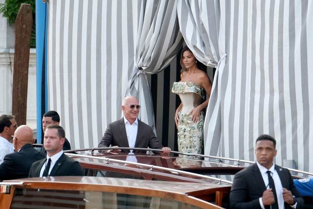 Cảnh tượng không thể tin tại đám cưới thế kỷ của tỉ phú Jeff Bezos: Kênh đào ở Venice hoá thảm đỏ bởi dàn sao khủng- Ảnh 1. Cảnh tượng không thể tin tại đám cưới thế kỷ của tỉ phú Jeff Bezos: Kênh đào ở Venice hoá thảm đỏ bởi dàn sao khủng- Ảnh 1.