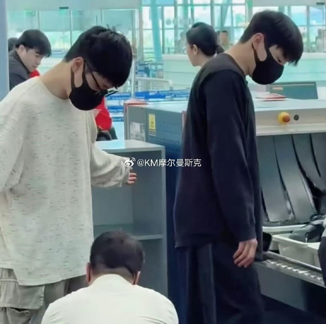 "Bắt gọn" Jimin - Jungkook (BTS) tại sân bay Đà Nẵng về Hàn Quốc, có 1 cử chỉ "đốn tim" fan- Ảnh 6.