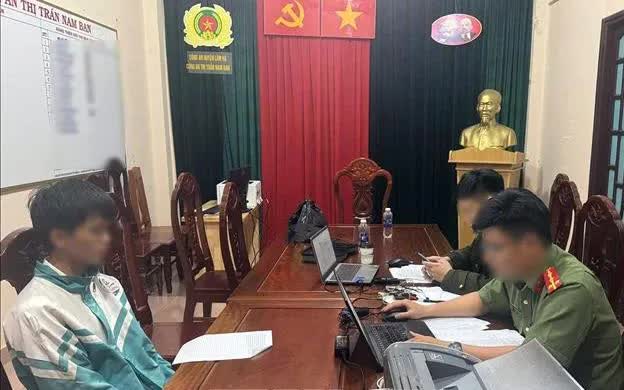 Thí sinh N.P.T.S là người sử dụng thiết bị công nghệ cao để chuyển đề thi ra ngoài, làm việc với cơ quan Công an. Ảnh: TTXVN   