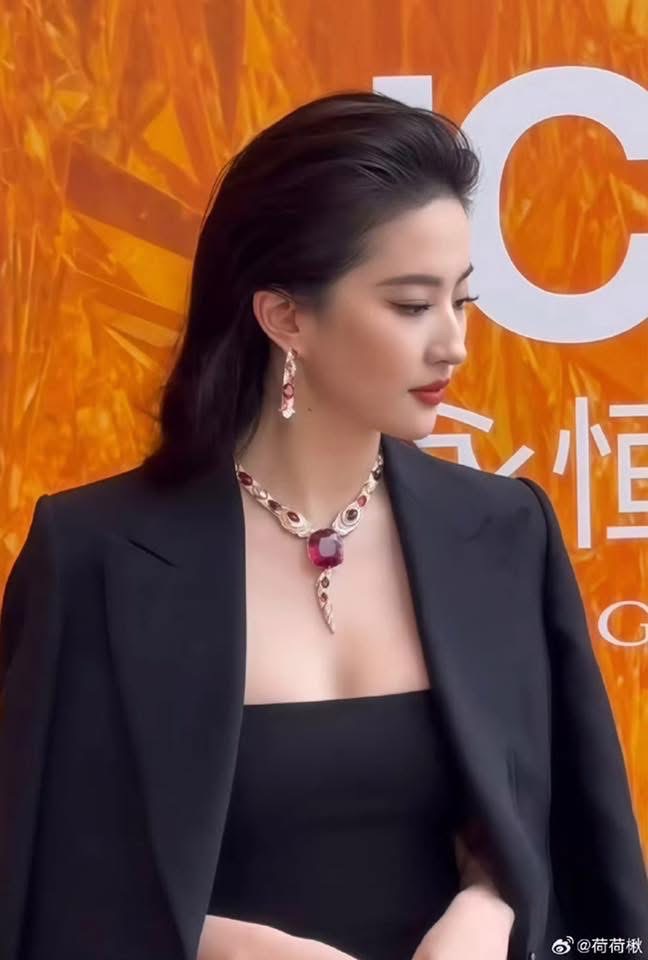 Netizen chán ngán với kiểu tóc của Lưu Diệc Phi- Ảnh 13.