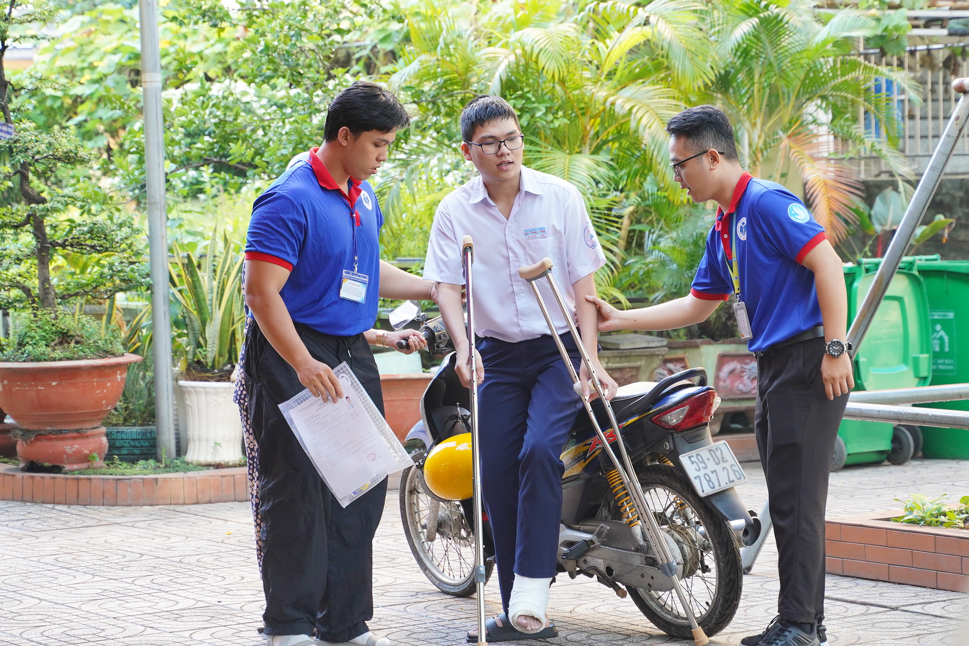 Thi tốt nghiệp THPT 2025 ngày cuối cùng: Thí sinh người than khó, người hô to "chiến thắng rồi", dù sao thì nghỉ ngơi thôi!- Ảnh 27.