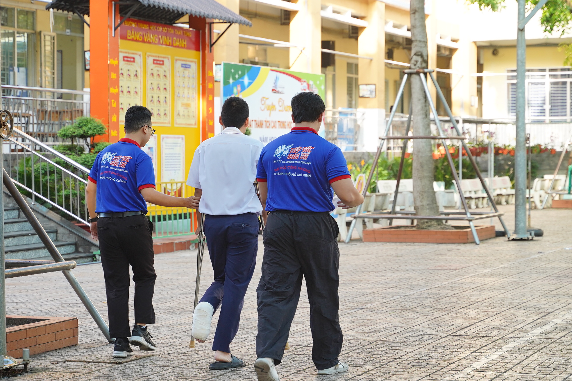 Thi tốt nghiệp THPT 2025 ngày cuối cùng: Thí sinh người than khó, người hô to "chiến thắng rồi", dù sao thì nghỉ ngơi thôi!- Ảnh 28.