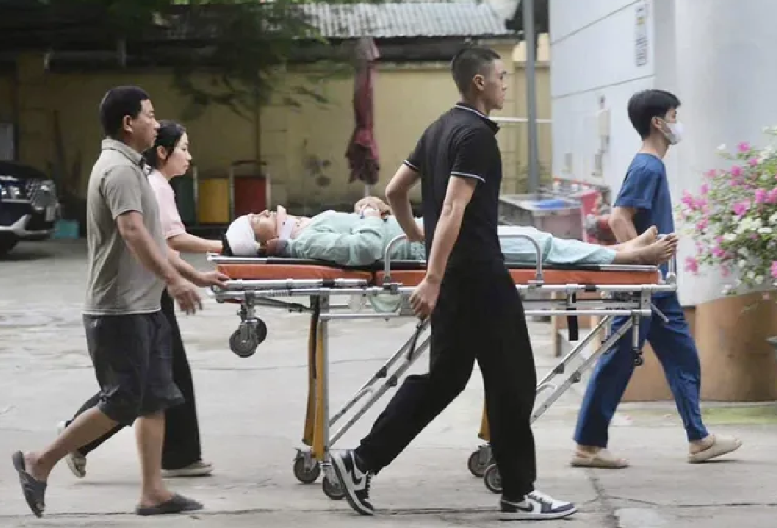 1001 TÌNH HUỐNG éo le kỳ thi TN THPT 2025: Có em đến điểm thi bằng cáng, em bị đình chỉ vì mang điện thoại, em được CSGT dùng mô tô đưa đi đổi thẻ dự thi- Ảnh 1.