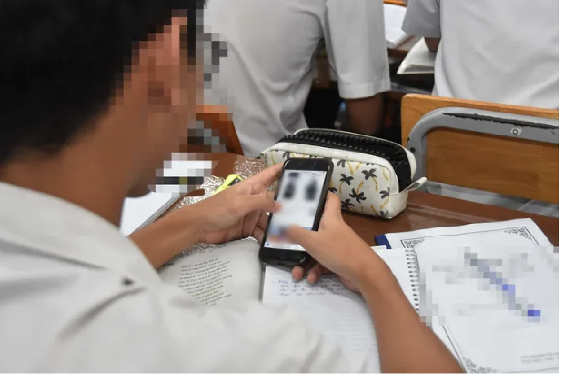 1001 TÌNH HUỐNG éo le kỳ thi TN THPT 2025: Có em đến điểm thi bằng cáng, em bị đình chỉ vì mang điện thoại, em được CSGT dùng mô tô đưa đi đổi thẻ dự thi- Ảnh 2.