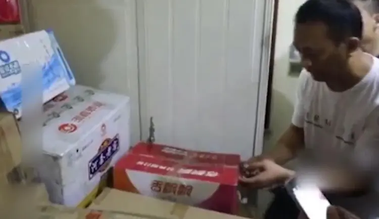 Đột kích căn biệt thự không có nội thất của 1 công ty công nghệ cao, tịch thu 4700 tỷ đồng tiền mặt chất đầy các thùng cacton- Ảnh 1.