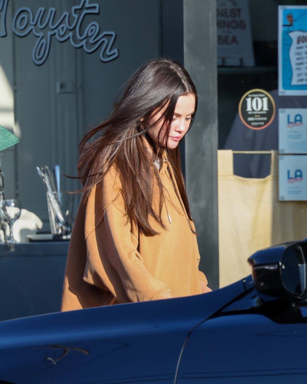 Nhan sắc trẻ lại tới khó tin của Selena Gomez- Ảnh 2.