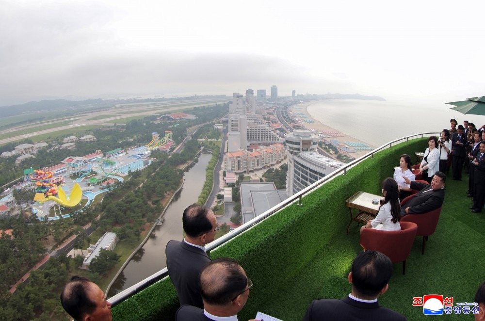 Phu nhân Chủ tịch Triều Tiên Kim Jong Un lần đầu xuất hiện sau hơn 1 năm vắng bóng- Ảnh 4. Phu nhân Chủ tịch Triều Tiên Kim Jong Un lần đầu xuất hiện sau hơn 1 năm vắng bóng- Ảnh 4.
