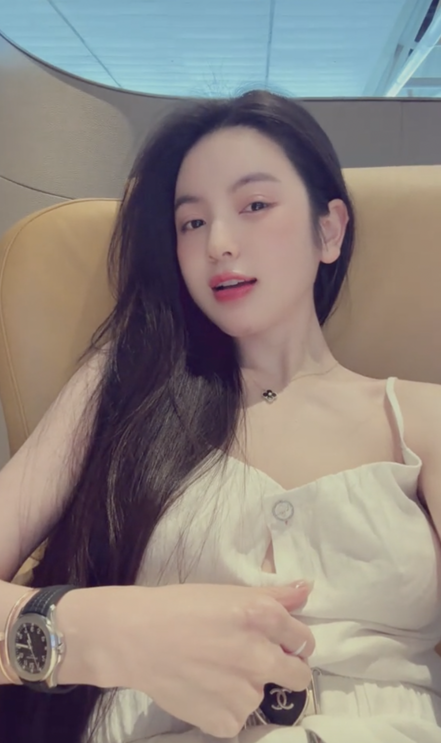 "Cam thường" soi rõ Chu Thanh Huyền với cằm tím tái hậu "trùng tu" nhan sắc, ra sân cổ vũ Quang Hải gây chú ý- Ảnh 2.