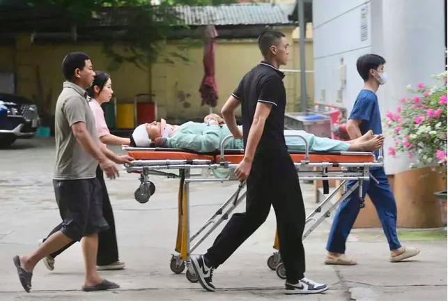 Nam sinh nằm cáng làm bài thi tốt nghiệp THPT 2025: Hé lộ khoảnh khắc tai nạn sau ngày thi đầu- Ảnh 1.