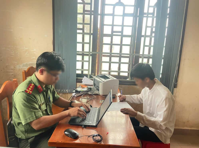 Gian lận thi tốt nghiệp THPT 2025: Hé lộ chiêu trò nam sinh gửi đề Văn ra cho bạn dùng Chat GPT giải giúp- Ảnh 3.