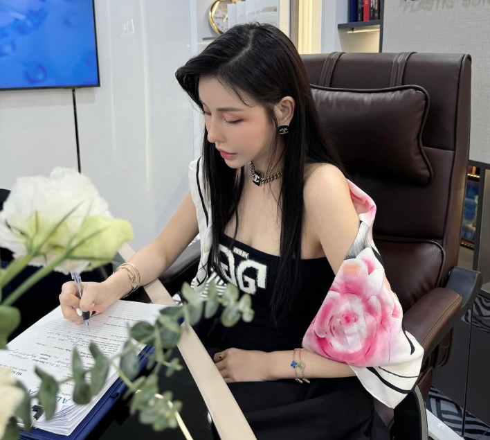 Hoa hậu Lam Cúc là ai?- Ảnh 7. Hoa hậu Lam Cúc là ai?- Ảnh 7.