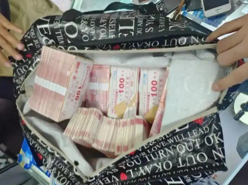 Thu giữ hơn 20 tỷ đồng tiền mặt, 300 gram vàng cùng 68 chiếc điện thoại di động - Hé lộ đường dây lừa đảo với thủ đoạn tinh vi không ngờ- Ảnh 1.