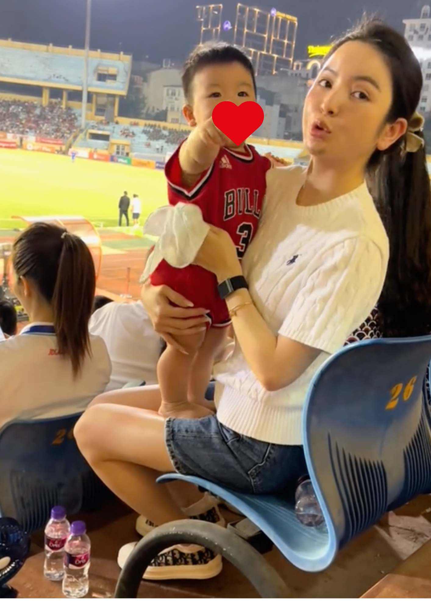 "Cam thường" soi rõ Chu Thanh Huyền với cằm tím tái hậu "trùng tu" nhan sắc, ra sân cổ vũ Quang Hải gây chú ý- Ảnh 1.