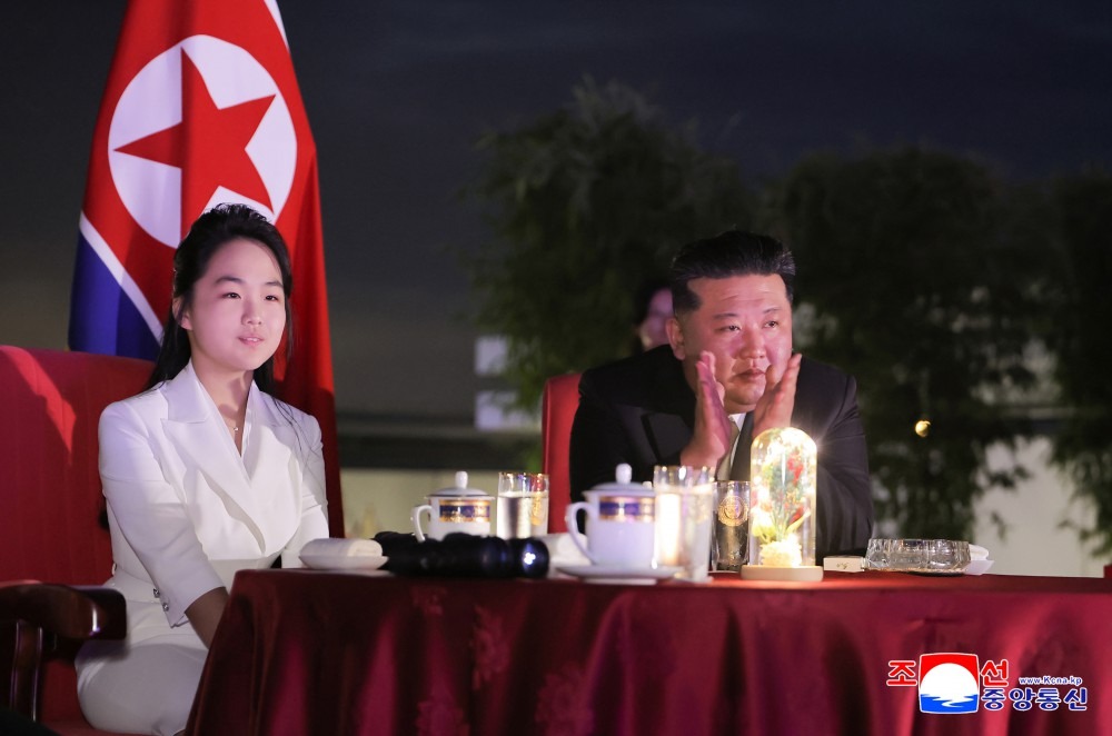 Phu nhân Chủ tịch Triều Tiên Kim Jong Un lần đầu xuất hiện sau hơn 1 năm vắng bóng- Ảnh 5. Phu nhân Chủ tịch Triều Tiên Kim Jong Un lần đầu xuất hiện sau hơn 1 năm vắng bóng- Ảnh 5.