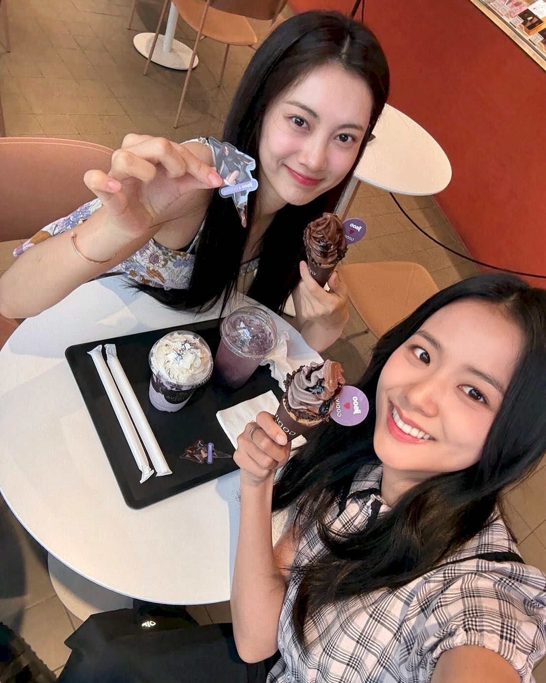 Jisoo (BLACKPINK) công khai cô bạn thân có quá khứ đáng sợ, fan tranh cãi lo ngại tột độ- Ảnh 1.