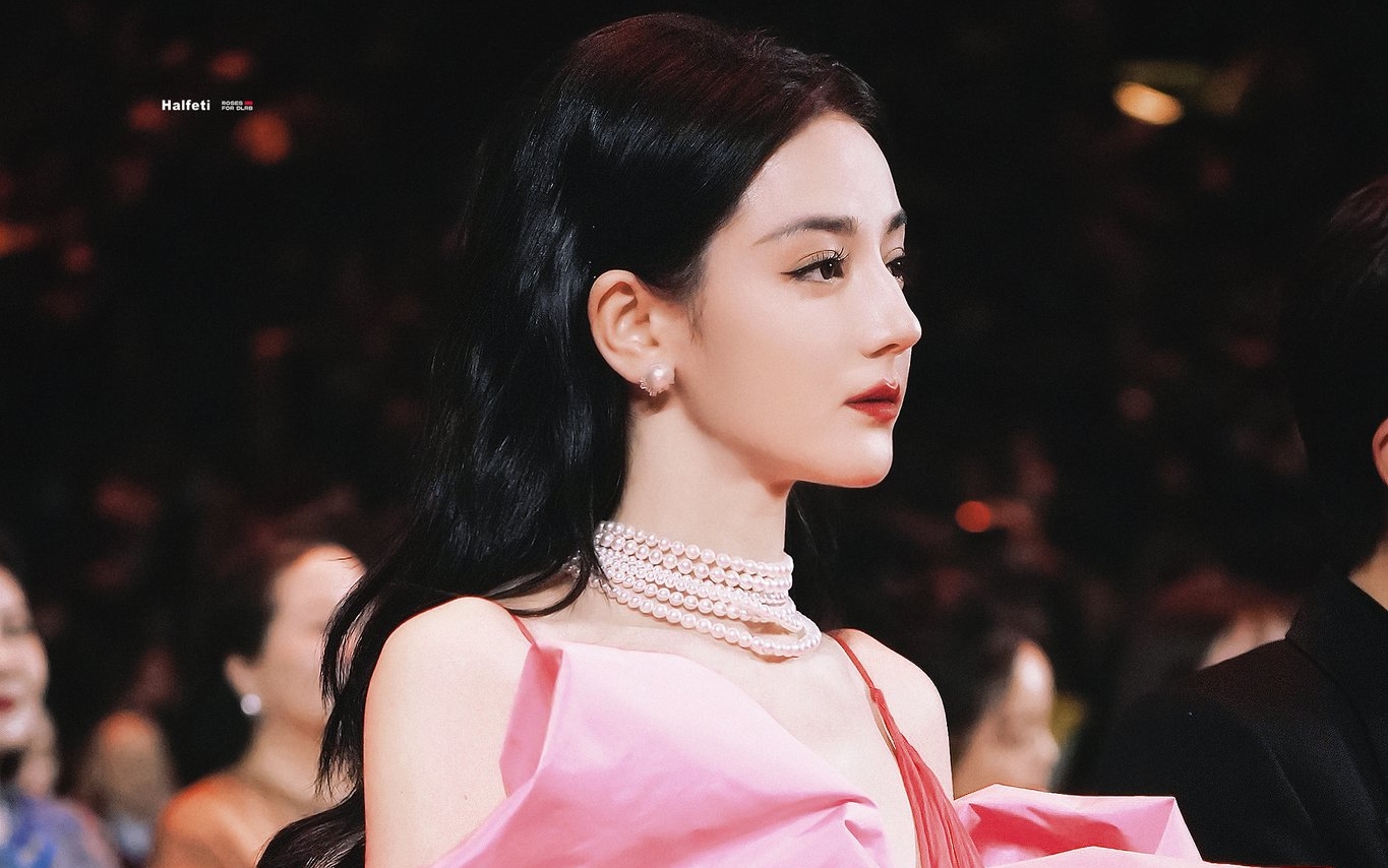 Làn sóng vùi dập Địch Lệ Nhiệt Ba bất ngờ dâng cao: Diễn kém nhất quả đất lại được vinh danh, netizen chê lố lăng vô cùng- Ảnh 1.