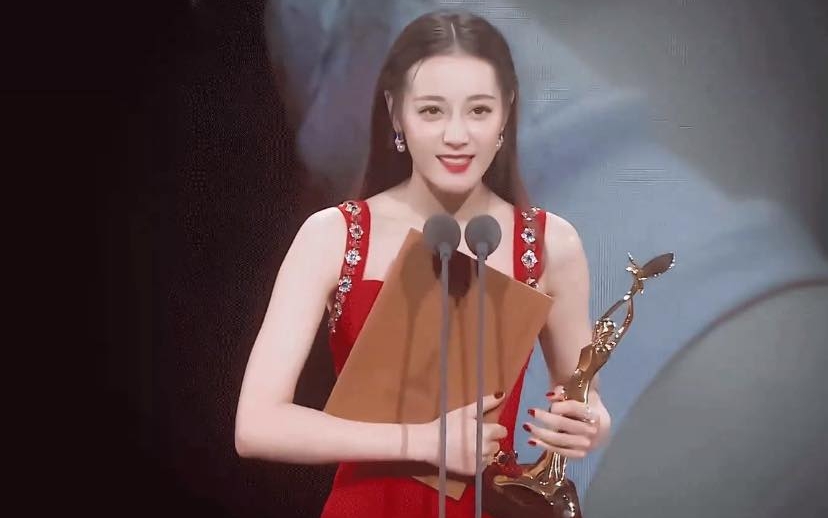 Làn sóng vùi dập Địch Lệ Nhiệt Ba bất ngờ dâng cao: Diễn kém nhất quả đất lại được vinh danh, netizen chê lố lăng vô cùng- Ảnh 2.