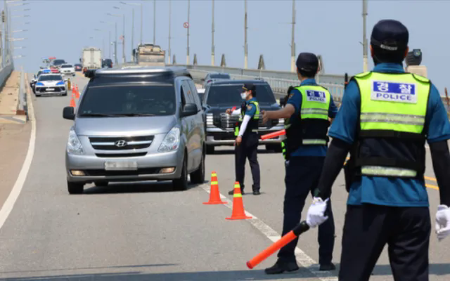 Cảnh sát kiểm tra an ninh các phương tiện tại cầu Choji ở đảo Ganghwa, Incheon, ngày 18/6, như một phần trong nỗ lực ngăn chặn việc rải truyền đơn chống Triều Tiên ở khu vực biên giới (Ảnh: Yonhap) 