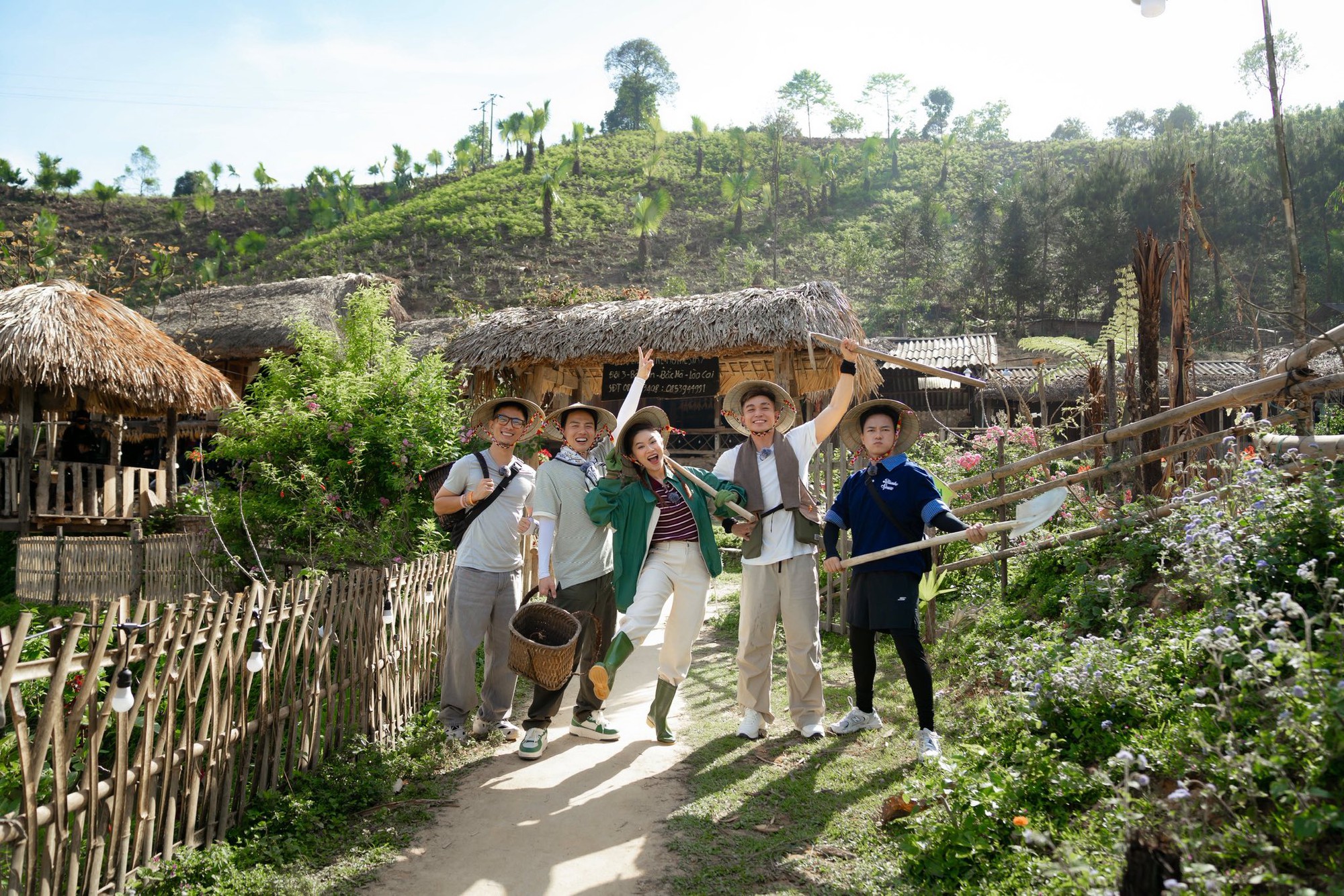 Homestay tại Lào Cai full phòng 3 tháng liền, chị Thông Bản Liền trở thành hiện tượng sau Gia Đình Haha- Ảnh 1.