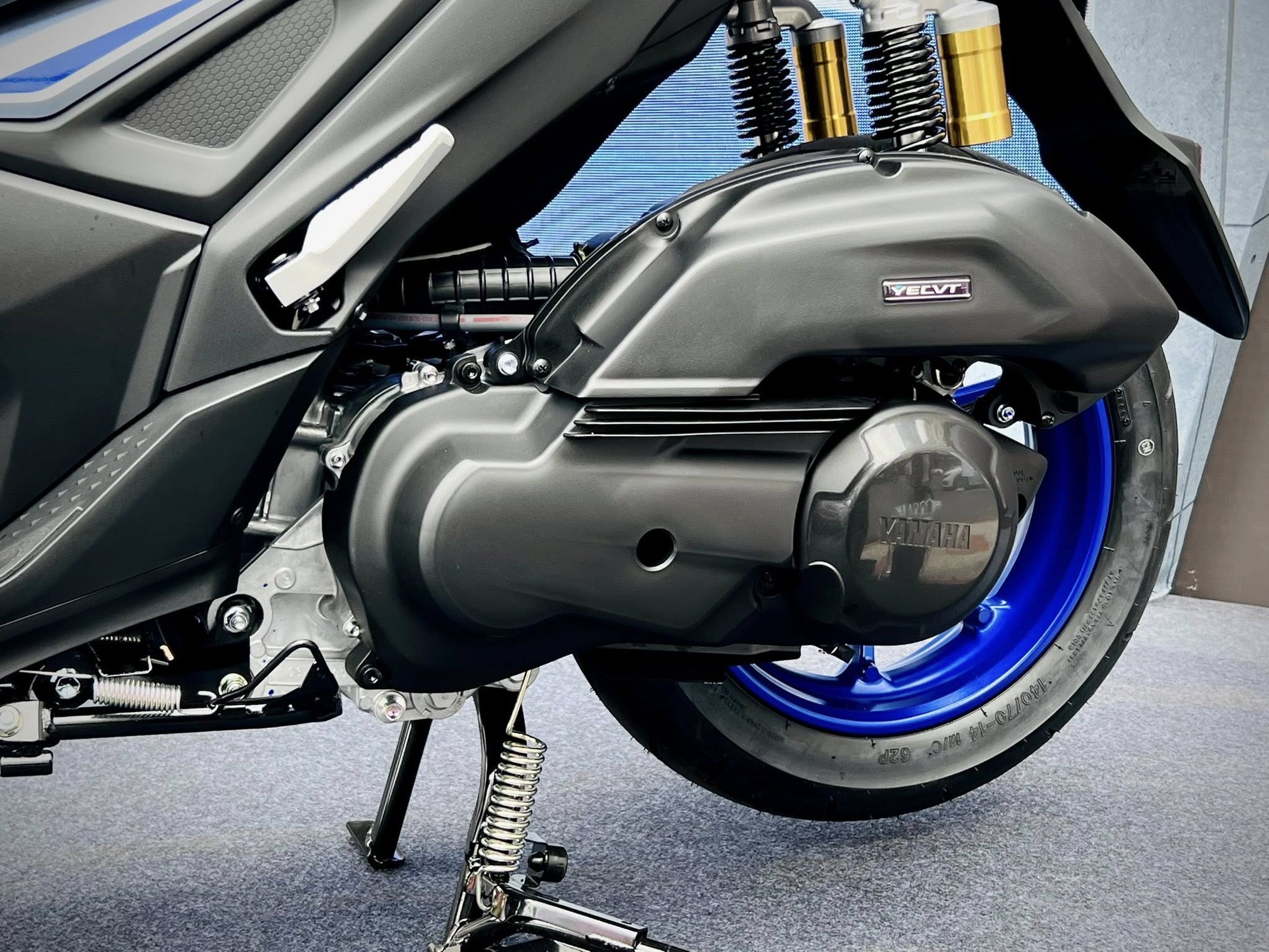 Yamaha NVX 2025 chính thức ra mắt tại Việt Nam, ngoại hình thể thao, đối đầu Honda Air Blade, Vario- Ảnh 4.