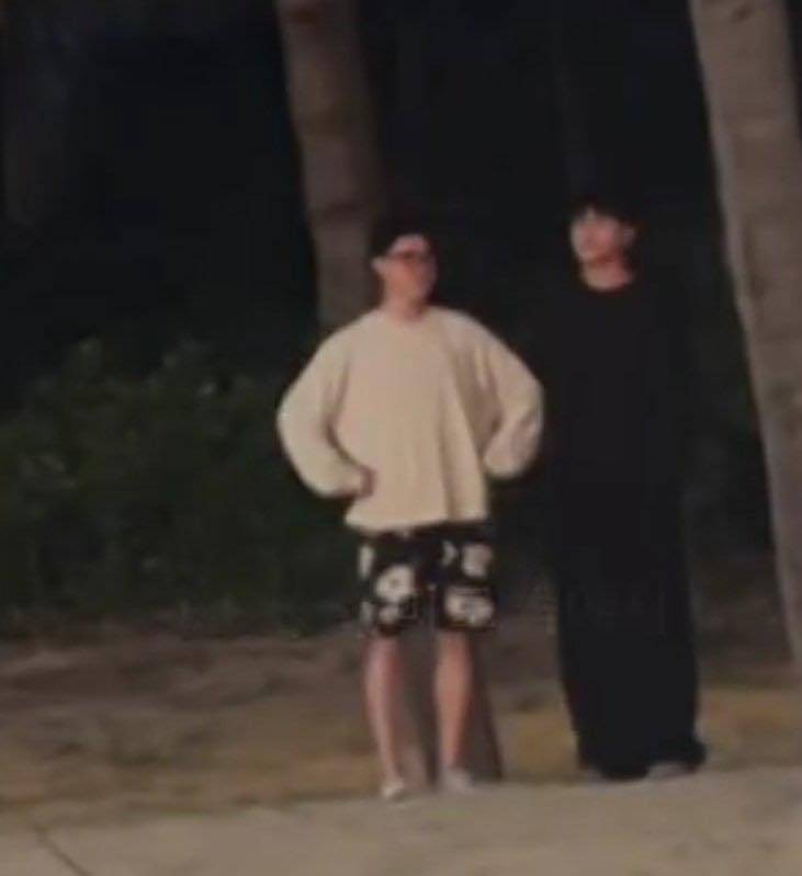 "Đại hội xả source" Jimin - Jungkook tại Việt Nam: 2 nam thần BTS ngắm bình minh, làm 1 điều khiến fan thót tim- Ảnh 3.