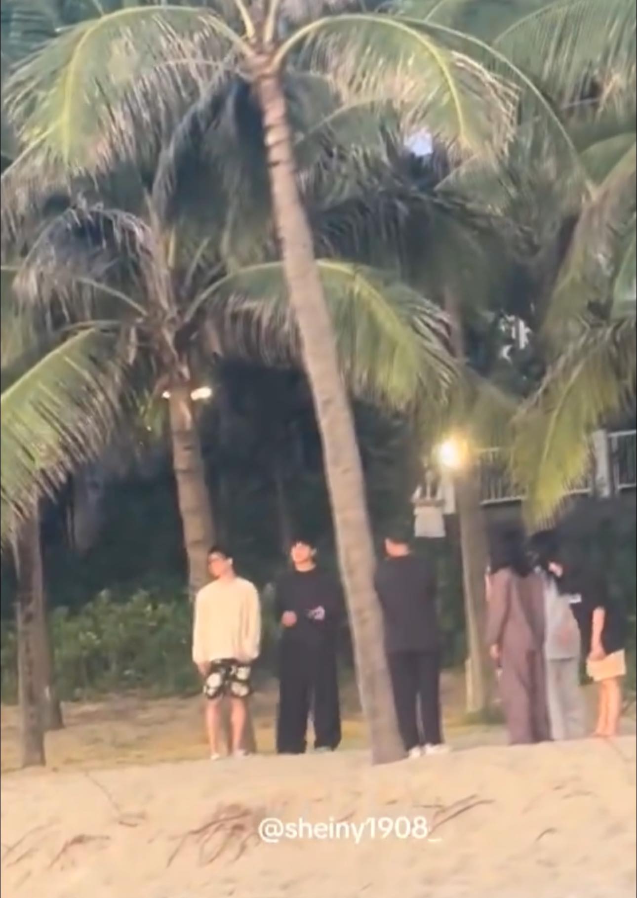 "Đại hội xả source" Jimin - Jungkook tại Việt Nam: 2 nam thần BTS ngắm bình minh, làm 1 điều khiến fan thót tim- Ảnh 1.