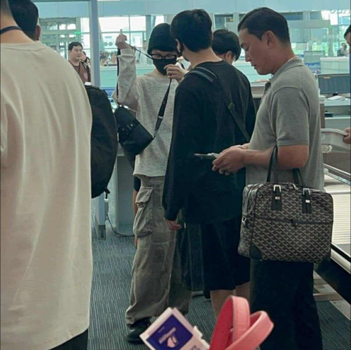 "Đại hội xả source" Jimin - Jungkook tại Việt Nam: 2 nam thần BTS ngắm bình minh, làm 1 điều khiến fan thót tim- Ảnh 10.