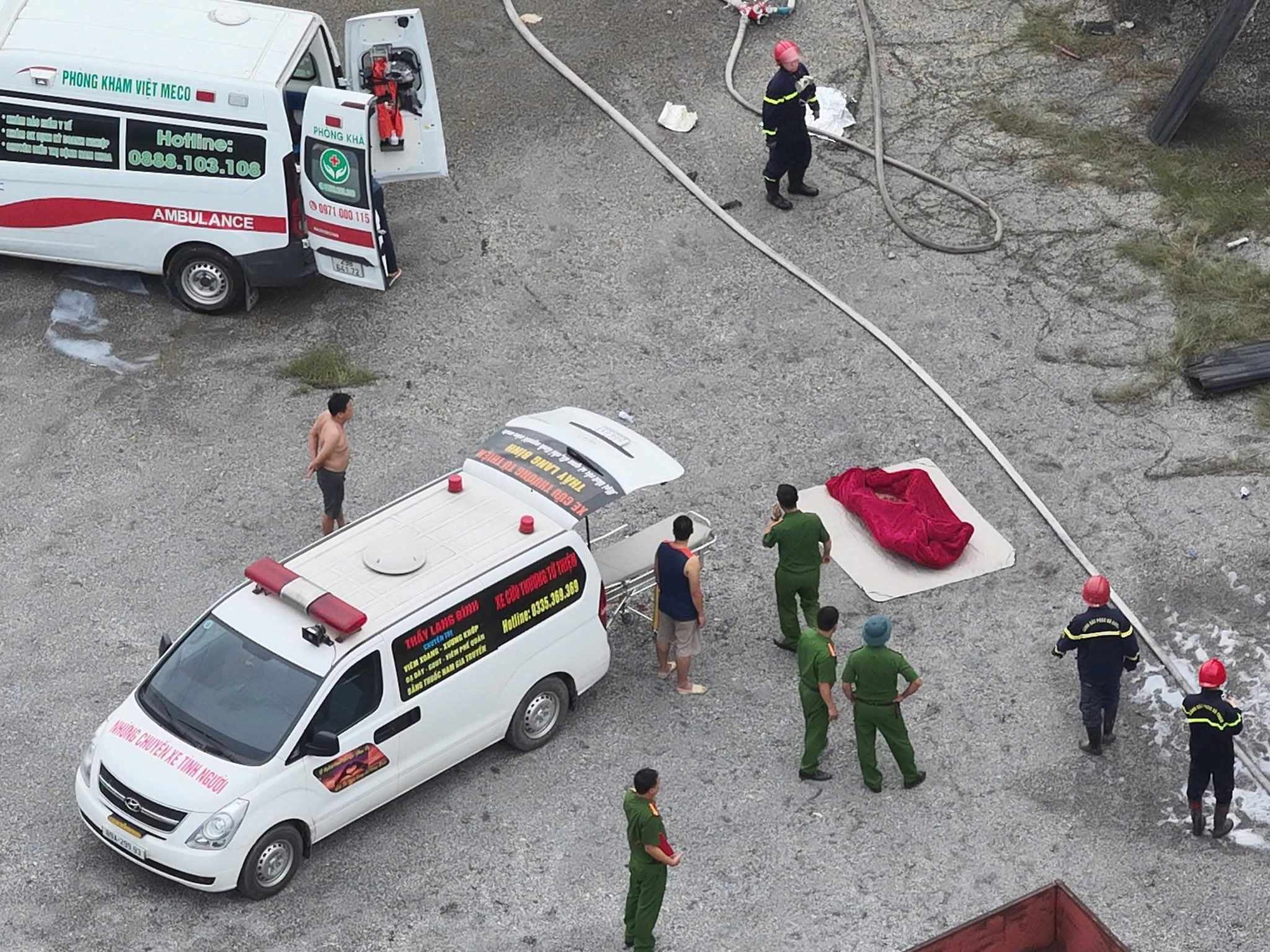 Cháy lớn tại xưởng tái chế phế liệu ở Hưng Yên, đưa một số người bất tỉnh ra ngoài- Ảnh 3.