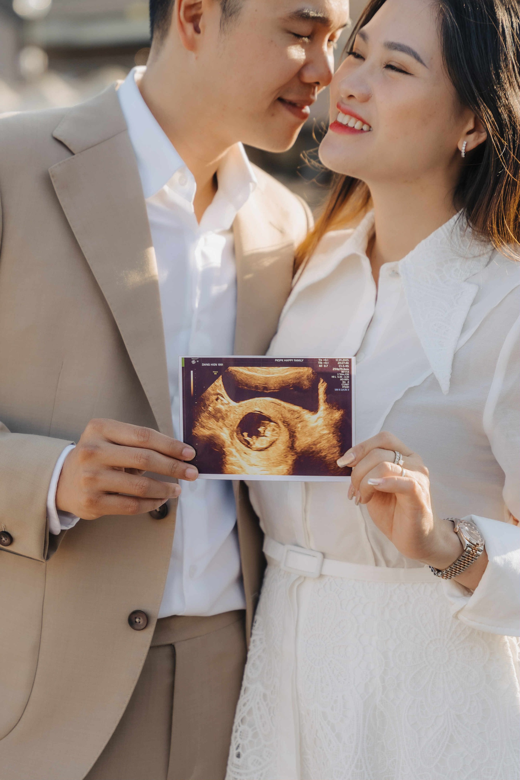 Gia đình cặp đôi bác sĩ đáng yêu trên MXH: "Tuổi thơ của các con ngắn lắm, sợ sau lớn hơn rồi lại không thích đi chơi với bố mẹ nữa"- Ảnh 1.