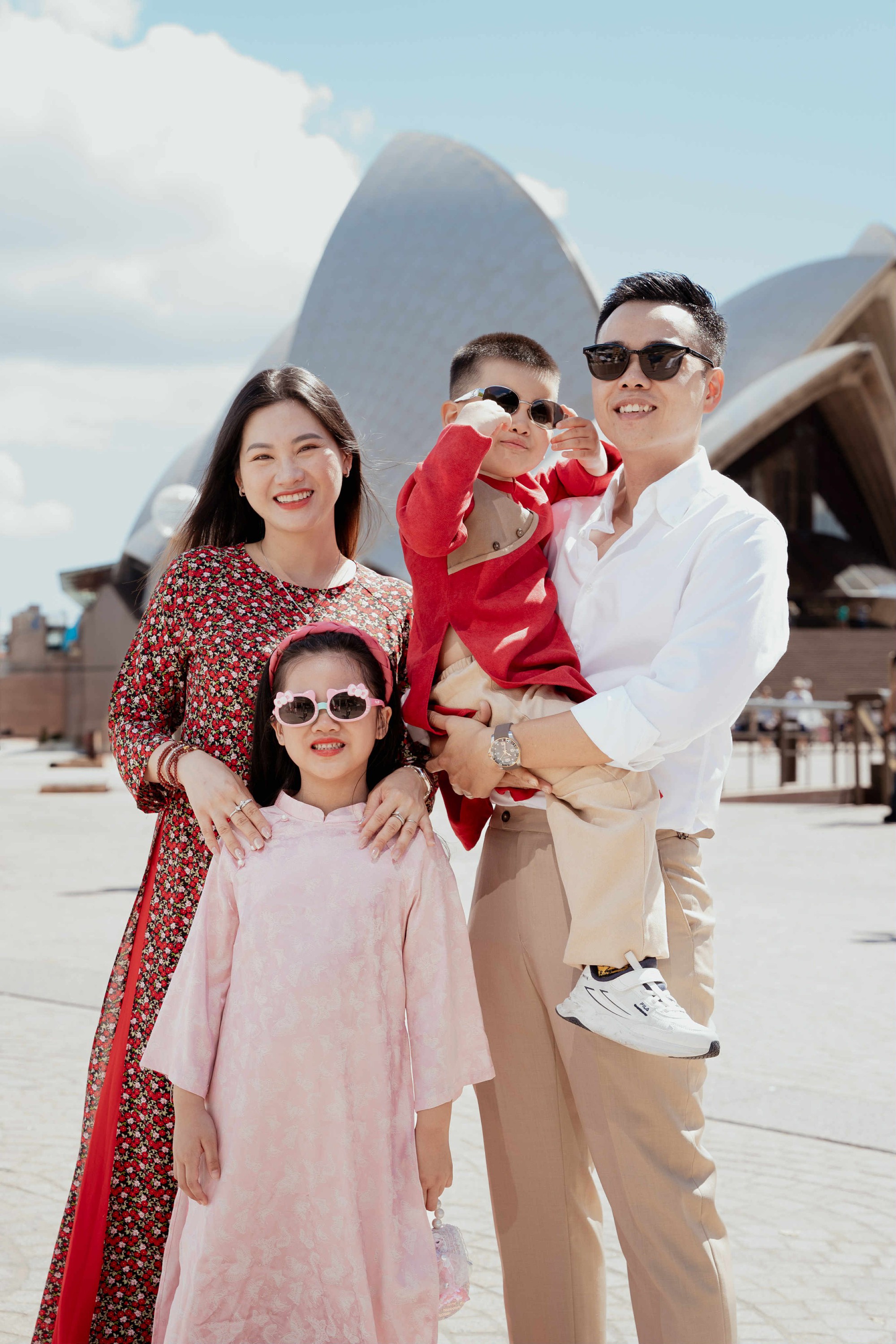 Gia đình cặp đôi bác sĩ đáng yêu trên MXH: "Tuổi thơ của các con ngắn lắm, sợ sau lớn hơn rồi lại không thích đi chơi với bố mẹ nữa"- Ảnh 4.