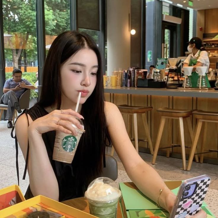 Lương 10 triệu chỉ dám thưởng bản thân 1 cốc Starbucks- Ảnh 1.
