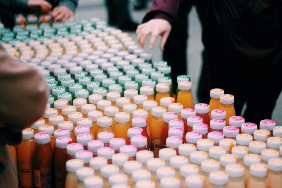 Cú lừa 'Greenwashing': Hãng thời trang quyên góp quần áo cũ để bán lại, công ty xe hơi gian lận khí thải, nhãn đồ uống bị phạt vì 'giả xanh'- Ảnh 4.